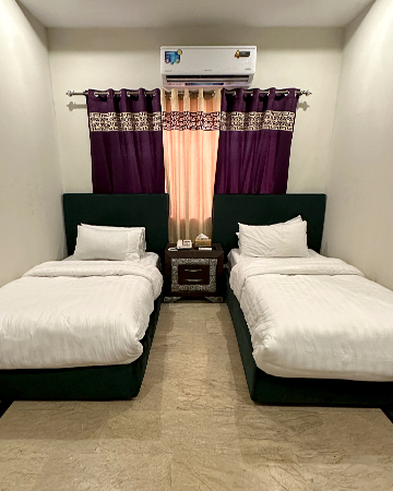 Room images 360×400
